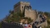 Wisatawan memanjat hamparan Tembok Besar China di Badaling di pinggiran Kota Beijing pada Selasa, 6 Oktober 2020. (Foto: AP)