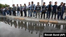 Taksim meydanında göstericilere karşı önlem alan emniyet birimleri