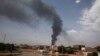 Asap mengepul di atas Kota Khartoum, Sudan, di tengah pertempuran antara tentara Sudan dan pasukan paramiliter RSF pada 8 Juni 2023. (Foto: AP)