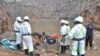 Sejumlah penambang beserta di tim evakuasi tampak berada di lokasi pertambangan di Chingola, Zambia, pada 2 Desember 2023. Mereka berupaya mengevakuasi sekitar 30 penambang yang terperangkap akibat longsor yang melanda daerah tersebut. (Foto: AP)