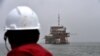 Seorang pekerja melihat anjungan Gas ENI PCW-C Italia di laut Adriatik. (Foto: AFP)