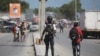 Petugas kepolisian nasional berpatroli di persimpangan di Port-au-Prince, Haiti, Sabtu, 5 Agustus 2023. (AP/Odelyn Joseph)