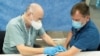 Petugas kesehatan memberikan vaksin cacar monyet kepada seorang warga di sebuah klinik vaksinasi di Tucson, Arizona, pada 20 Agustus 2022. (Foto: Reuters/Rebecca Noble)