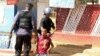 Bayi pulusu bakangi moto moko na Lubumbashi, RDC, 10 sanza ya zomi na moko 2015. 