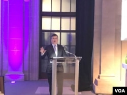美国电影协会主席兼CEO查尔斯•里夫金星期四在美国商会《2018年国际知识产权指数报告》发布仪式上作主题演讲，呼吁更新知识产权政策，全面保护美国知识产权。（美国之音萧洵拍摄）