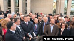 Cumhuriyet Halk Partisi İstanbul Milletvekili Enis Berberoğlu, 16 Kasım 2016'da düzenlenen duruşma sonrası gazetecilere konuşurken