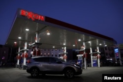 Mobil terlihat di pompa bensin Exxon di Brooklyn, New York City, AS, 23 November 2021. (Foto: REUTERS/Andrew Kelly)