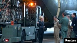 Savunma Bakanı Ursula von der Leyen NATO hava üssünde Alman askerleriyle konuşurken