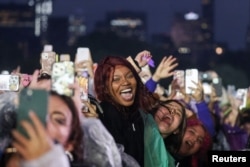 Para penggemar musik menikmati konser musik Global Citizen Festival di New York, Sabtu, 23 September 2023. (Foto: Caitlin Ochs/Reuters)