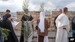 La procesión de Domingo de Ramos en el Monte de los Olivos en Jerusalén el 24 de marzo de 2024.