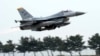 Pesawat tempur F-16 AU AS lepas landas saat latihan udara gabungan tahunan "Max Thunder" antara Korea Selatan dan AS pada 2017. Seorang pilot AU AS berhasil melontarkan diri dengan selamat sewaktu pesawat itu mengalami keadaan darurat, 11 Desember 2023. (Foto: via AP)
​