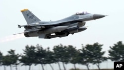 Pesawat tempur F-16 AU AS lepas landas saat latihan udara gabungan tahunan "Max Thunder" antara Korea Selatan dan AS pada 2017. Seorang pilot AU AS berhasil melontarkan diri dengan selamat sewaktu pesawat itu mengalami keadaan darurat, 11 Desember 2023. (Foto: via AP)
​