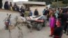 Palestinos observan el traslado de cuerpos en una carreta jalada por un famélico asno en las afueras del Hospital Europeo Khan Younis, en el sur de Gaza este 23 de enero. Organismos internacionales alertan sobre la escases de medicinas y alimentos.
