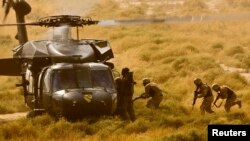 Іракські солдати повертаються на гелікоптер Black Hawk під час спільних навчань із американськими силами біля бази Таджі 17 жовтня 2009. 