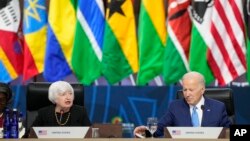 Архівне фото. Президент США Джо Байден слухає виступ міністерки фінансів Дженет Єллен (ліворуч) під час саміту лідерів США та Африки щодо сприяння продовольчій безпеці та стійкості продовольчих систем у Вашингтоні, 15 грудня 2022 року.