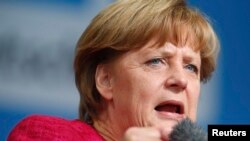 Başbakan Angela Merkel Frankfurt yakınlarında bir seçim mitinginde konuşurken