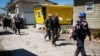Para petugas dari Badan Managemen Darurat dan petugas kepolisian Lee County menyisir wilayah taman karavan di wilayah Fort Myers Beach, Florida, pada 3 Oktober 2022, setelah badai Ian menerjang wilayah tersebut. (Foto: Reuters/Marco Bello)