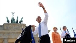 Başkan Obama Brandenburg Kapısı'nda Başbakan Angela Merkel ve Berlin Belediye Başkanı Klaus Wowereit ile
