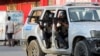 Agentes de policía participan en un enfrentamiento con pandillas cerca del Palacio Nacional, en Puerto Príncipe, Haití, 21 de marzo de 2024.