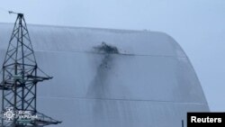 Пошкодження в саркофазі над четвертим блоком ЧАЕС. Влада України звинуватила Росію в обстрілах ЧАЕС дроном. Фото Офісу президента України через Reuters