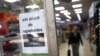 Un cartel que informa a los clientes que los repelentes de insectos están agotados se ve en un supermercado mientras los casos de dengue aumentan durante un brote importante, en Buenos Aires, Argentina, el 5 de abril de 2024.
