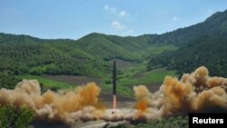2017年7月4日，朝鲜宣布成功地试验一枚洲际弹道导弹.