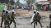 Les forces de l’ordre affrontent des manifestants à Kisumu, Nairobi, Kenya, 12 août 2017. 