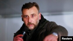 Almanca kısa adı PEGİDA olan İslam ve göçmen karşıtı grubun lideri Lutz Bachman Dresden kentindeki mitingde konuşurken