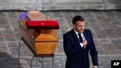Президент Макрон біля домовини вчителя Самуеля Паті на церемонії у Парижі 21 жовтня 2020 р.