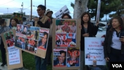 Hundreds of Cambodian-Americans protest the visit of Lt. Gen. Hun Manet, Deputy Chairman of Joint Staff in the Royal Cambodian Armed Forces, and the eldest son of Prime Minister Hun Sen, in Long Beach, CA, on Saturday, April 9, 2016. (Poch Reasey/VOA Khmer)