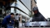 Personas toman fotografías de una estatua de Godzilla promocional de la película 'Godzilla Minus One' en Tokio, Japón, el 11 de marzo de 2024, después de que ganara el Oscar a los mejores efectos visuales durante la entrega de lo 96a edición de los Oscar.