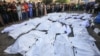 Para pelayat menggelar salat jenazah di Rumah Sakit Shuhada Al-Aqsa untuk para korban serangan udara Israel di Deir Balah, di tengah Jalur Gaza, 6 November 2023. (Foto: Mahmud Hams/ AFP)