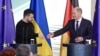 Канцлер Німеччини Олаф Шольц простягає руку президенту України Володимиру Зеленському після пресконференції в Берліні, 16 лютого 2024 р. Україна та Німеччина підписали угоду про безпеку, яку канцлер Олаф Шольц назвав "історичним кроком". (Фото Джона МАКДУГАЛЛА / AFP)