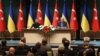 Президент Турции Реджеп Тайип Эрдоган и президент Украины Владимир Зеленский на совместной пресс-конференции в Президентском комплексе в Анкаре 18 февраля 2025 года. (Фото Адема АЛТАНА / AFP)