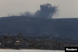 Asap mengepul di sisi Lebanon dekat perbatasan dengan Israel, di tengah permusuhan lintas batas yang sedang berlangsung antara Hizbullah dan pasukan Israel, seperti yang terlihat dari Tirus, Lebanon selatan, 22 November 2023. (Foto: REUTERS/Alaa Al-Marjani)
