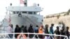 Quelques migrants secourus mobilisés sur le navire humanitaire en mer depuis 10 jours dans la Méditerranée, débarquent à Valletta, Malta le 13 avril 2019.