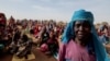 Ribuan pengungsi Sudan yang mencari perlindungan di Chad menunggu pembagian bantuan makanan dari Program Pangan Dunia (WFP), di dekat perbatasan antara Sudan dan Chad di Koufroun, Chad, 9 Mei 2023 (foto: ilustrasi). 