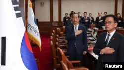 ယာယီသမ္မတတာဝန်ယူထားတဲ့ ဝန်ကြီးချုပ် Han Duck-soo အစိုးရအစည်းအဝေးကို ဦးဆောင်ကျင်းပ (Yonhap via REUTERS)