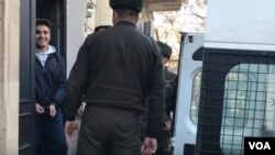 Mehman Hüseynov məhkəmədən çıxarkən