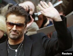 Penyanyi dan aktor Inggris George Michael melambai saat meninggalkan konferensi pers untuk memperkenalkan film 'George Michael: A Different Story' karya Southan Morris di Berlin, 16 Februari 2005. (Foto: REUTERS/Tobias Schwarz)