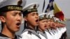中国海军士兵在青岛与俄罗斯举行的一次联合军演中(资料照片)