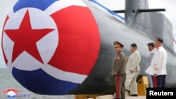 Pemimpin Korea Utara Kim Jong Un menghadiri apa yang dilaporkan media pemerintah sebagai upacara peluncuran kapal selam serang nuklir taktis baru di Korea Utara, 8 September 2023. (Foto: KCNA via REUTERS)