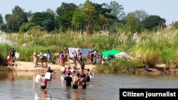 ရွှေပွင့်လွှာအဖွဲ့က နယ်စပ် စစ်ရှောင်ဒုက္ခသည်တွေအတွက် အစားအသောက်များပေးပို့နေပုံ။ (ခရက်ဒစ်ပုံ- Blooming-KWO)