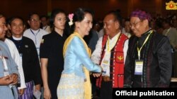 နိုင်ငံတော်အတိုင်ပင်ခံပုဂ္ဂိုလ် ဒေါ်အောင်ဆန်းစုကြည်က ဒုတိယအကြိမ်ပင်လုံငြိမ်းချမ်းရေးညီလာခံ တက်ရောက်လာတဲ့ မြောက်ပိုင်းမဟာမိတ်ကိုယ်စားလှယ်တွေနဲ့ လက်ဆွဲနှုတ်ဆက်နေစဉ် 