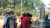 ဘုရားသုံးဆူဒေသ ရာဘာခြံထဲတွင် သောင်တင်နေသည့် မြန်မာအလုပ်သမားများ။ (ဧပြီ ၁၁၊ ၂၀၂၀။)