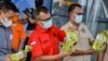 Petugas BNN memperlihatkan paket sabu yang disita dari dua tersangka penyelundup narkoba saat konferensi pers di Banda Aceh pada 13 Oktober 2020. (Foto: AFP/Chaideer Mahyuddin)