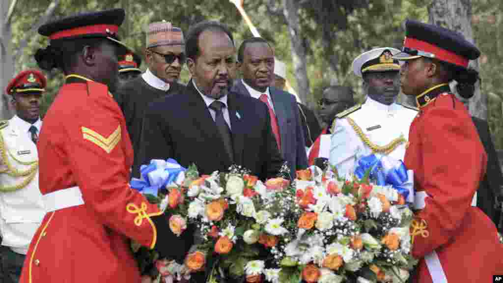 ፕረዝደንት ሶማል ኣብ መቃብር እቶም ወታሃደራት ዕንባባ እንዳንበሩ