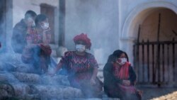 Mujeres indígenas en una ceremonia para ahuyentar el coronavirus en Chichicastenango, Guatemala, 28 de marzo del 2020. (AP Photo/Moises Castillo)