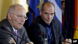 Almanya Maliye Bakanı Wolfgang Schaeuble Yunan mevkidaşı Yanis Varufakis'le
