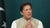 Mantan Perdana Menteri Pakistan Imran Khan berbicara dengan jurnalis Reuters dalam sebuah wawancara di Islamabad, pada 4 Juni 2021. (Foto: Reuters/Saiyna Bashir)